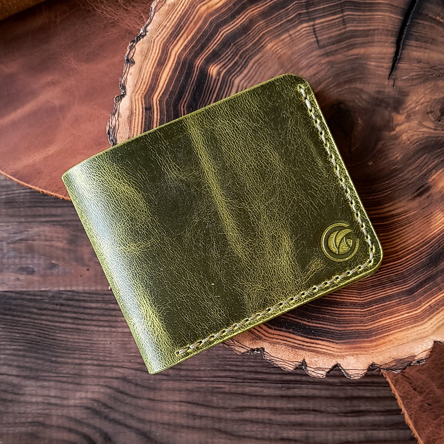 Minimalistic traditional bifold wallet