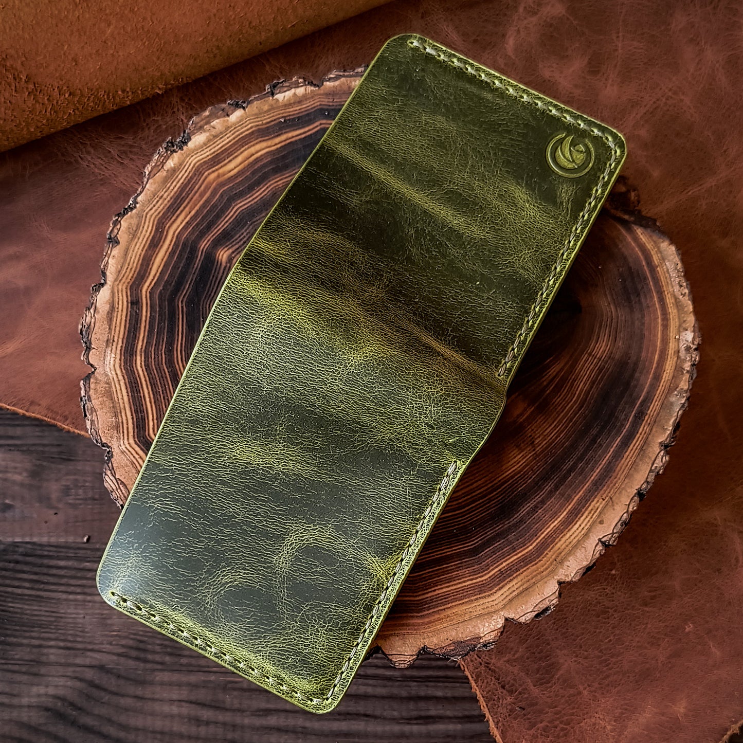 Minimalistic traditional bifold wallet
