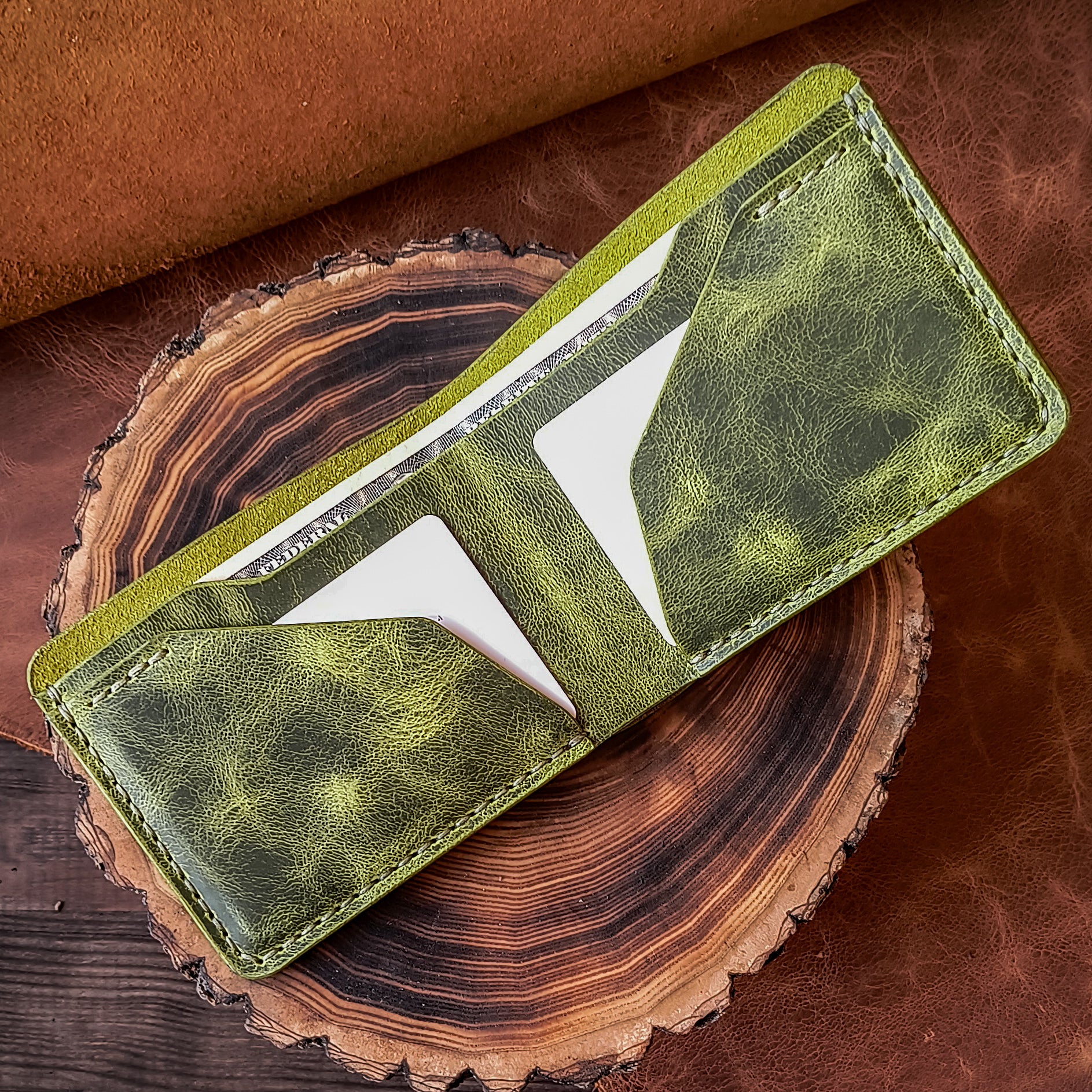 Minimalistic traditional bifold wallet – Corvus Workshop