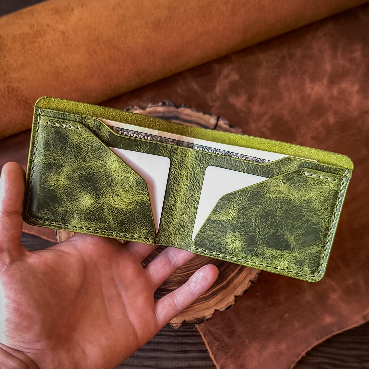 Minimalistic traditional bifold wallet