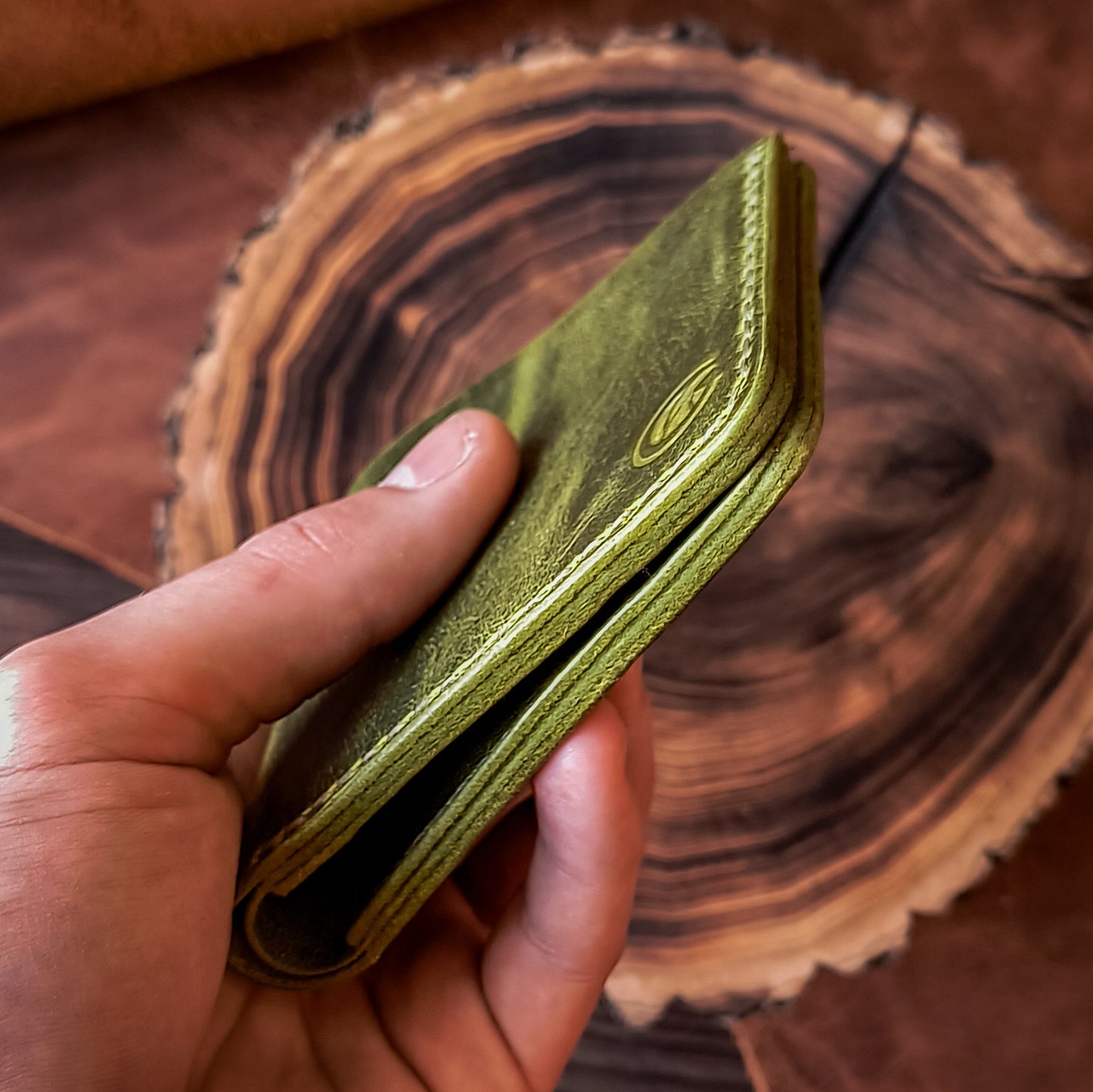 Minimalistic traditional bifold wallet