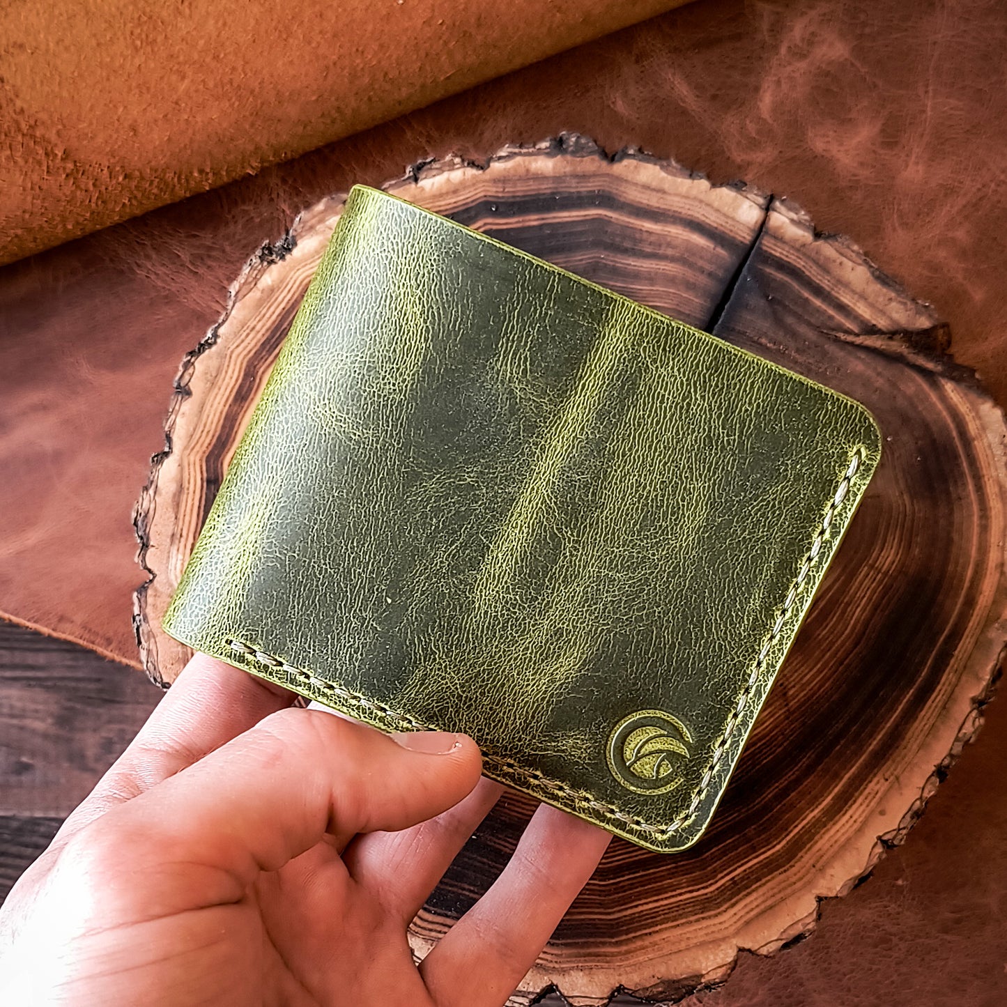 Minimalistic traditional bifold wallet
