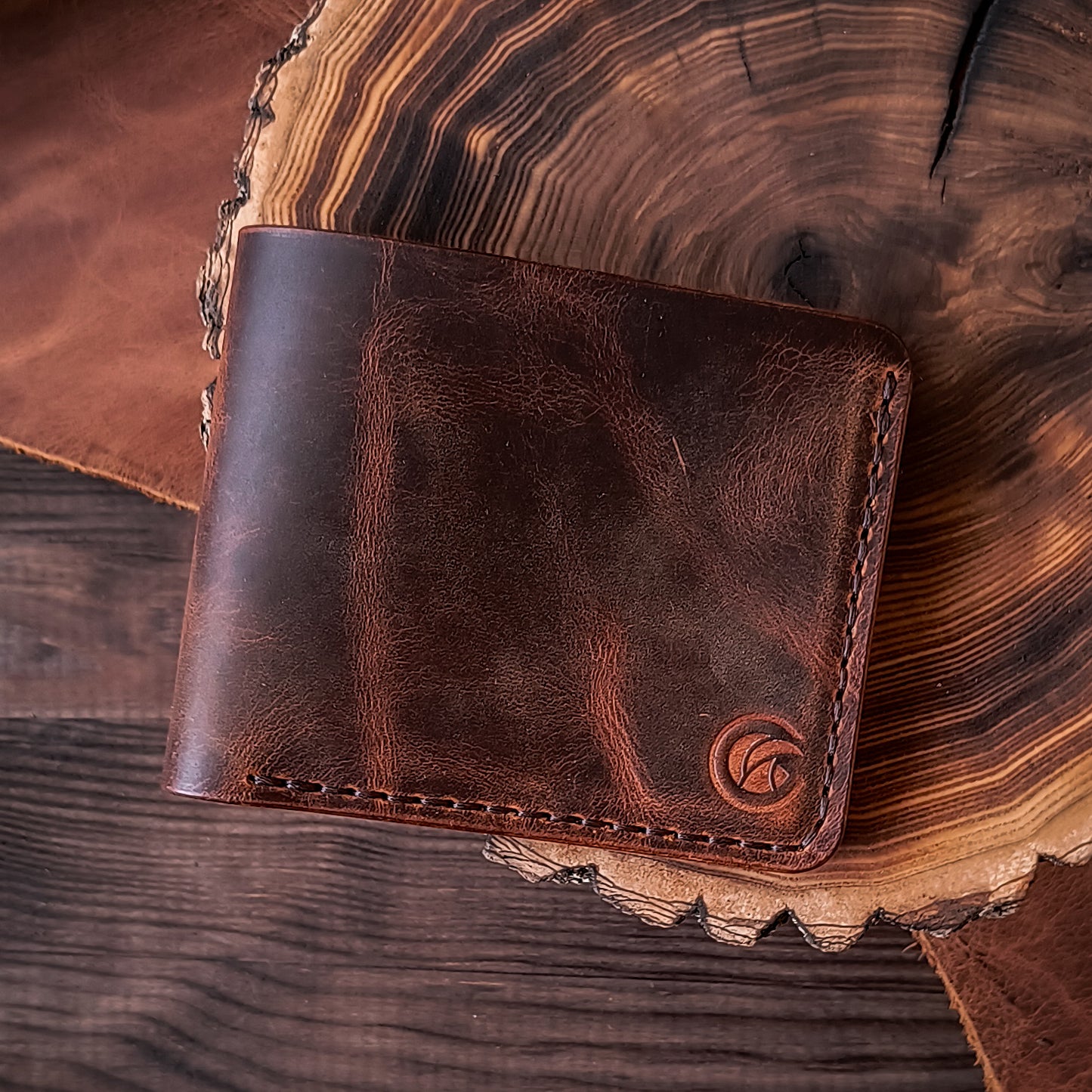 Minimalistic traditional bifold wallet