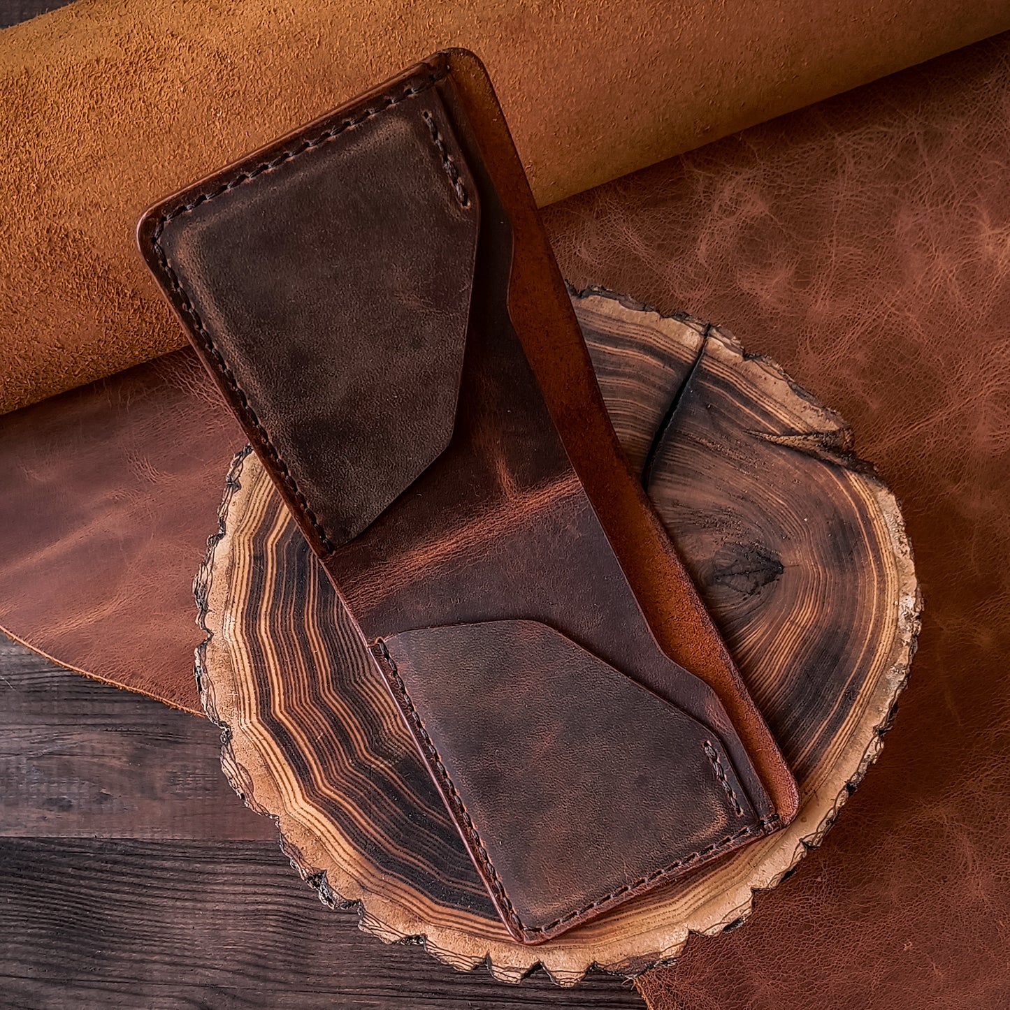 Minimalistic traditional bifold wallet