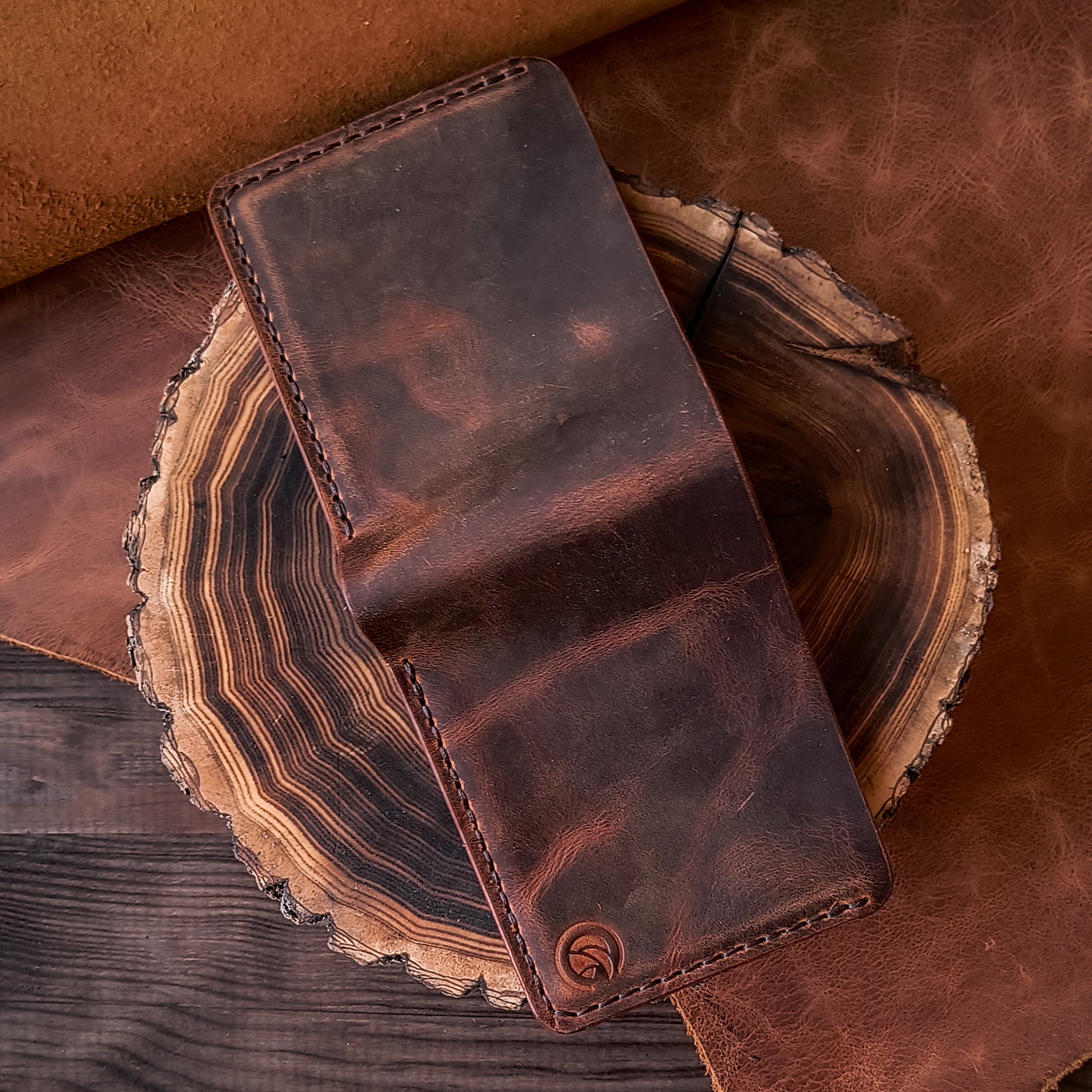 Minimalistic traditional bifold wallet