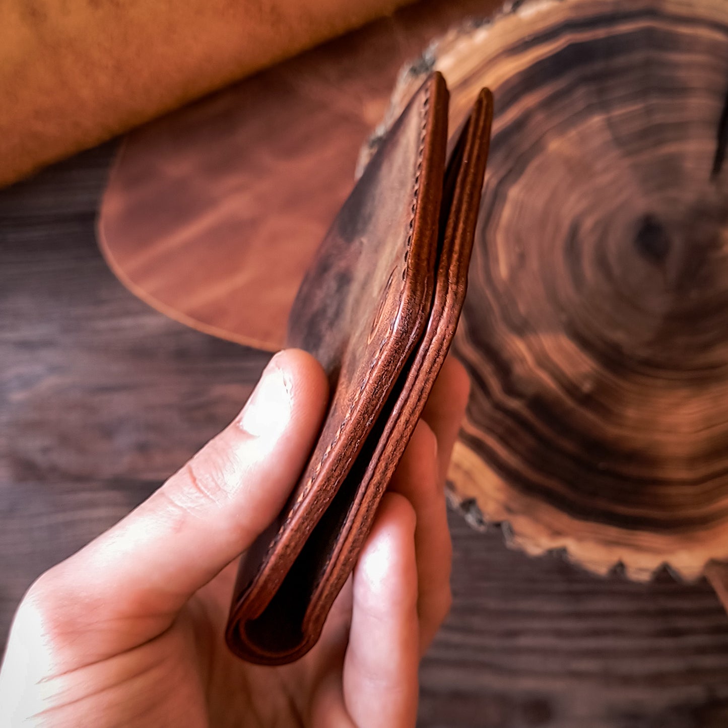 Minimalistic traditional bifold wallet