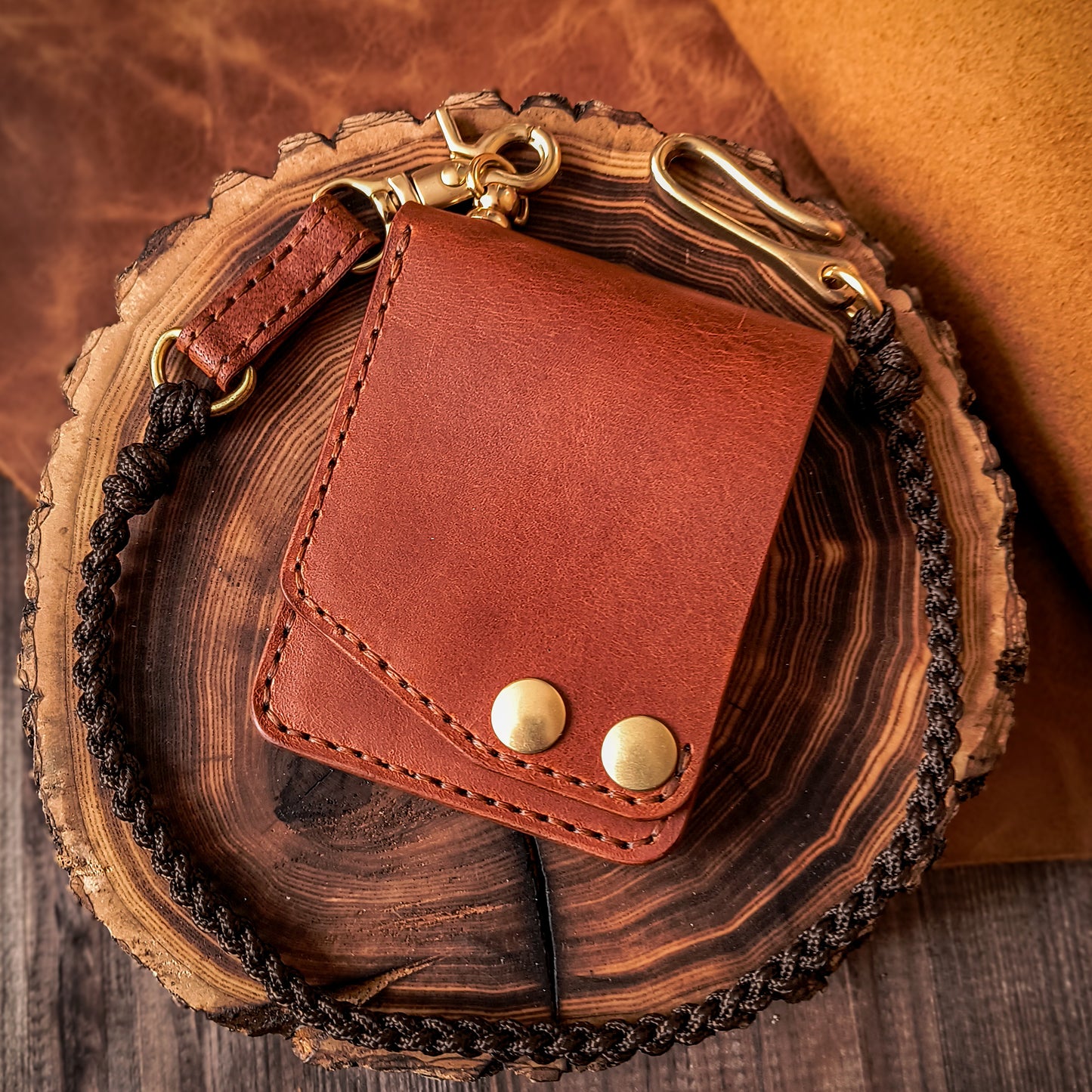 Vertical bifold chained wallet