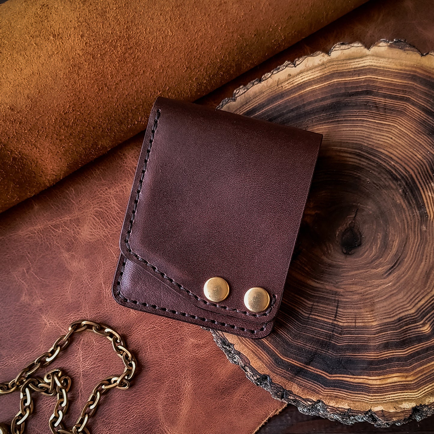 Vertical bifold wallet