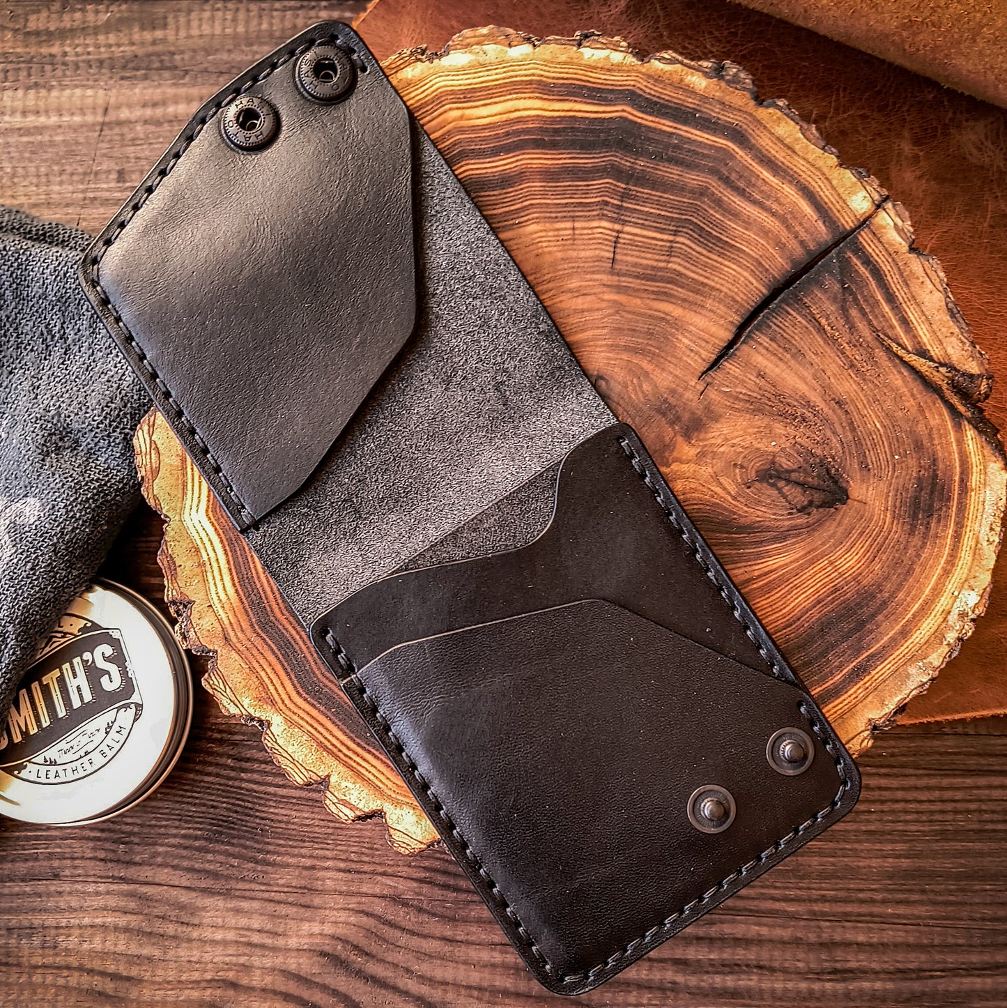 Vertical bifold wallet