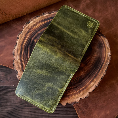Minimalistic traditional bifold wallet