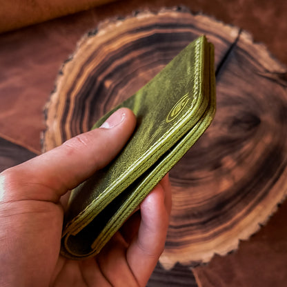 Minimalistic traditional bifold wallet