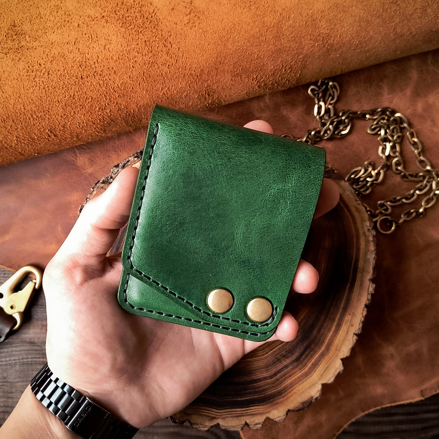 Vertical bifold wallet