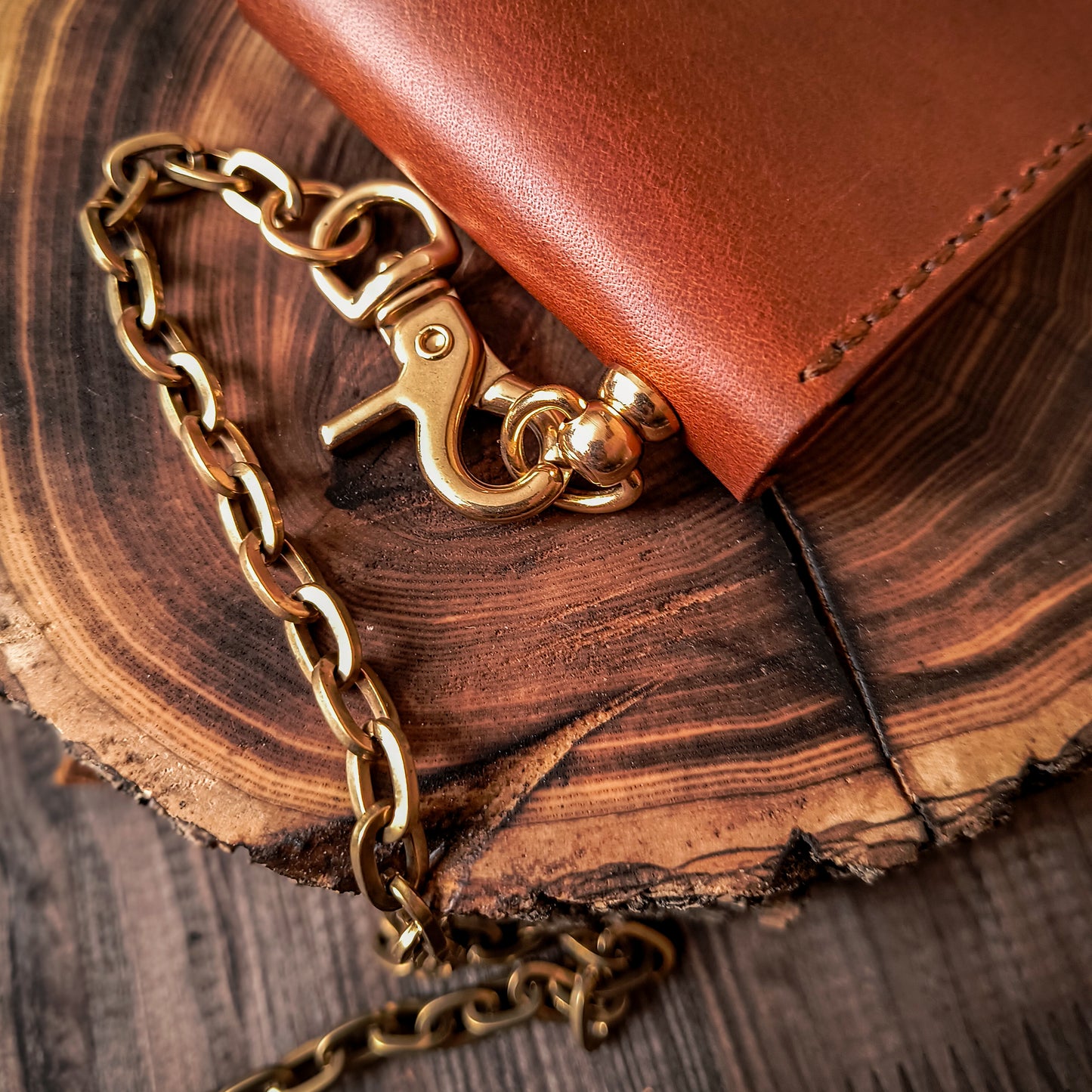 Vertical bifold chained wallet