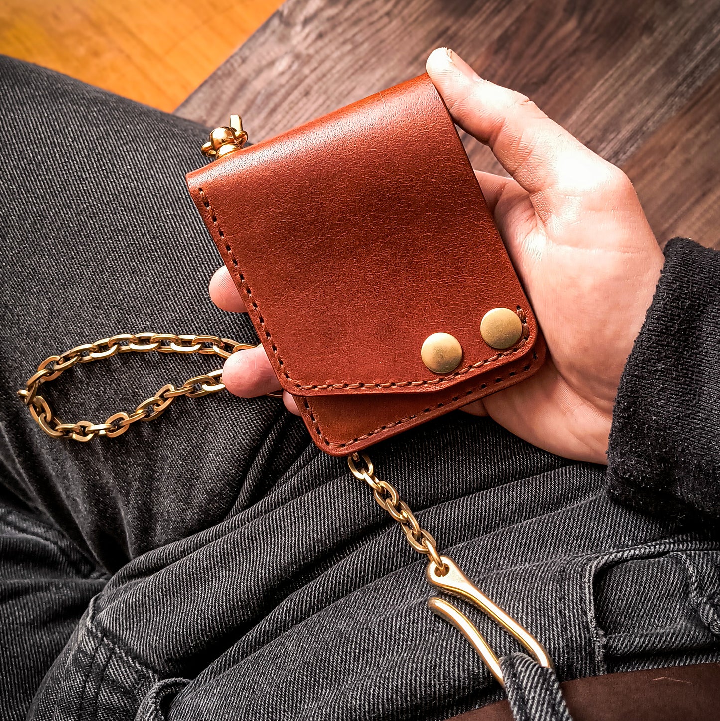 Vertical bifold chained wallet